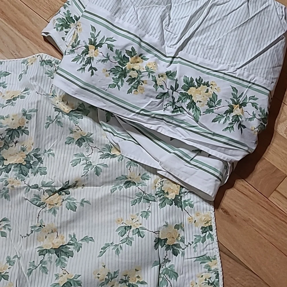 BED RUFFLE & SHAMS - Picture 3 of 4